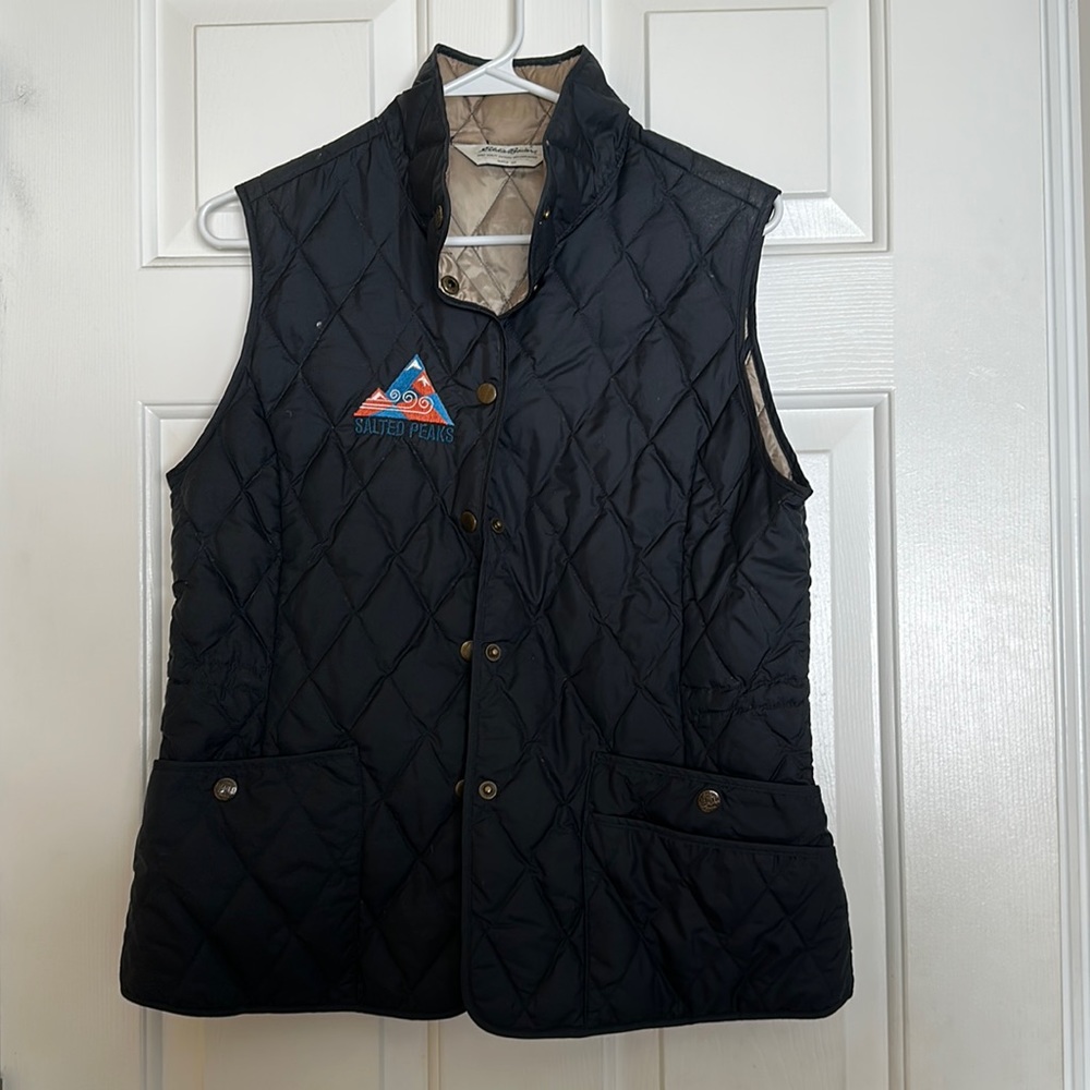 Eddie Bauer size medium women’s quilted black vest Alaska logo Salted Peaks
